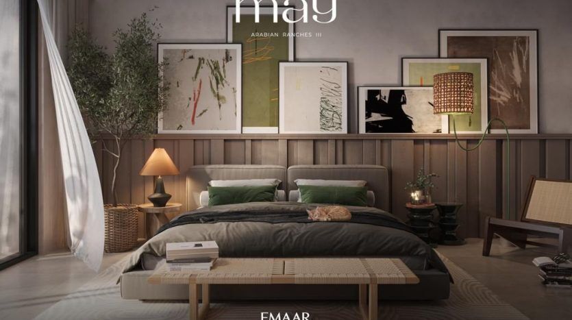 Une scène de chambre moderne dans une villa de Dubaï avec un lit surbaissé centré entre deux peintures abstraites. La pièce comprend une chaise d'appoint, un lampadaire et des objets décoratifs, avec le mot « peut