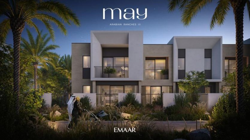 Vue nocturne d'un complexe de villas modernes à Dubaï au design élégant et contemporain, entouré de verdure luxuriante et de palmiers. Une bannière promotionnelle pour "May Arabian Ranches III" par Emaar est