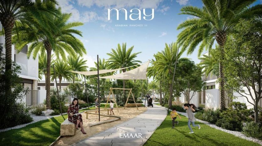 Image promotionnelle de la "Villa Dubai at Arabian Ranches III" d'Emaar représentant un jardin luxuriant avec des palmiers, une femme assise sur une balançoire et des enfants jouant dans un extérieur serein.