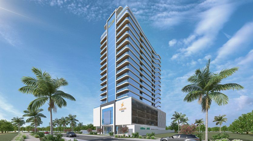 Une villa moderne de grande hauteur à Dubaï avec des balcons à l'architecture distincte et un grand espace commercial au rez-de-chaussée, située dans un paysage tropical avec des palmiers sous un ciel bleu clair. Une berline noire est garée