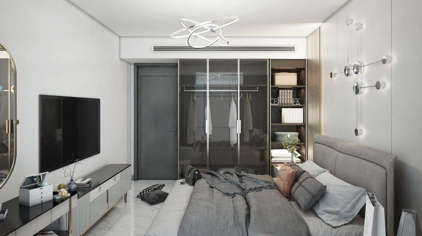 Chambre moderne et minimaliste dans une villa de Dubaï, comprenant un lit avec une literie neutre, un ventilateur de plafond, des meubles élégants, une télévision, de nombreuses étagères et un éclairage d'ambiance, avec vue sur les tentures.