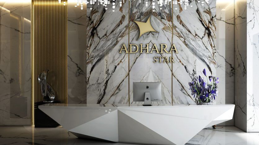 Hall d'entrée luxueux avec une réception géométrique étiquetée "Adhara Star", des murs en marbre avec des accents dorés, un éclairage au sol élégant, des fleurs et des sculptures décoratives, semblable à un appartement haut de gamme dans