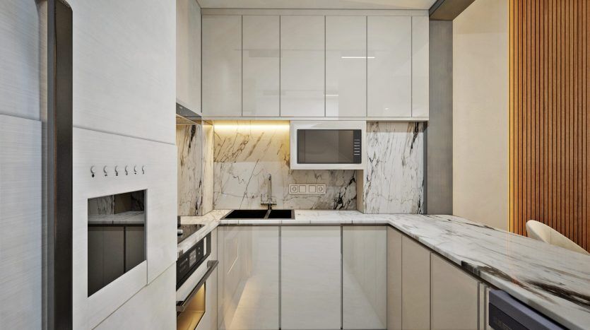 Une cuisine moderne dans une villa de Dubaï avec des comptoirs et un dosseret en marbre, des appareils électroménagers en acier inoxydable, des armoires blanches et un mur d'accent en bois.