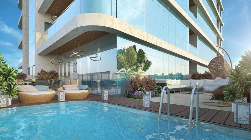 Un espace piscine d'hôtel luxueux à Dubaï avec une architecture moderne, avec des murs en verre, des chaises longues confortables, des plantes luxuriantes et un ciel bleu clair.