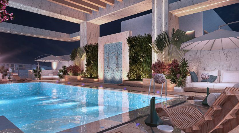 Un espace piscine extérieur luxueux au crépuscule, doté d'une piscine bleue éclatante, entourée de chaises longues élégantes, d'une végétation luxuriante, d'un jeu d'eau qui coule et d'un éclairage tamisé sous une pergola moderne dans un cadre exclusif.