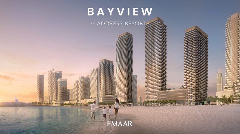 Une image promotionnelle pour "Bayview by Address Resorts" montrant une famille marchant sur une plage au coucher du soleil, avec de grands gratte-ciel modernes en arrière-plan sous un ciel clair, soulignant le charme de l'appartement.