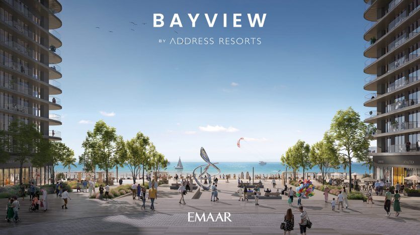 Illustration d'une promenade animée au bord de l'eau avec des gens qui se promènent, des bâtiments modernes de chaque côté et une vue dégagée sur la plage, faisant partie du développement « Bayview by Address Resorts » par Ema