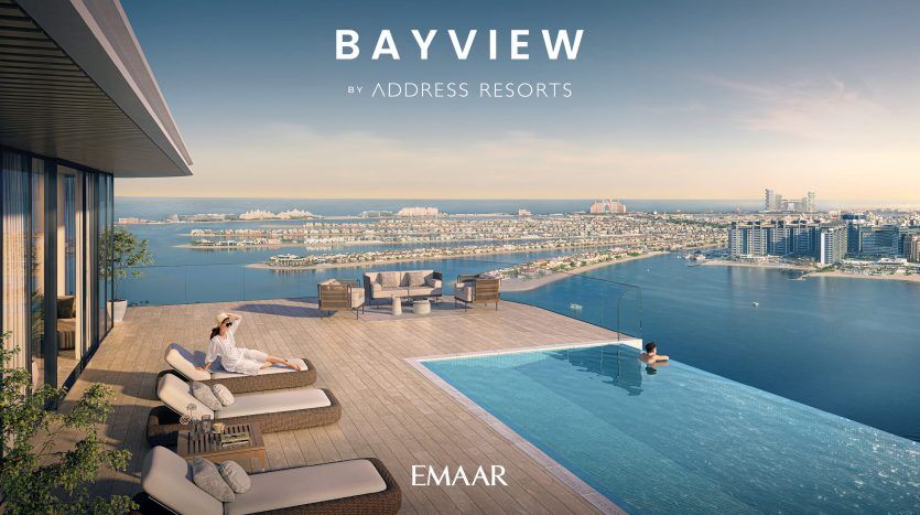Une piscine de luxe sur le toit du « Bayview by Address Resorts » à Dubaï, surplombant les toits de la ville, avec une femme se relaxant sur une chaise longue et une autre personne nageant.