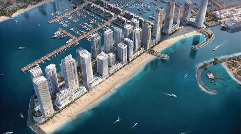 Vue aérienne d'un développement moderne en bord de mer, « bayview adresse resorts », avec de grands gratte-ciel le long d'une plage de sable avec des marinas et des bateaux, sous le logo de « emaar », idéal pour
