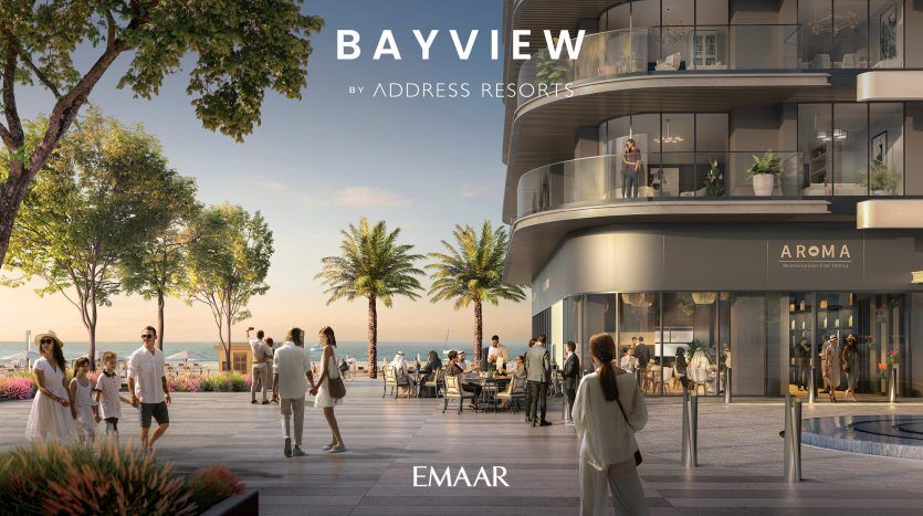 Scène de promenade luxueuse dans une station balnéaire avec des foules animées, des restaurants en plein air et une architecture moderne, sous un logo indiquant « bayview by Address Resorts à Dubaï.