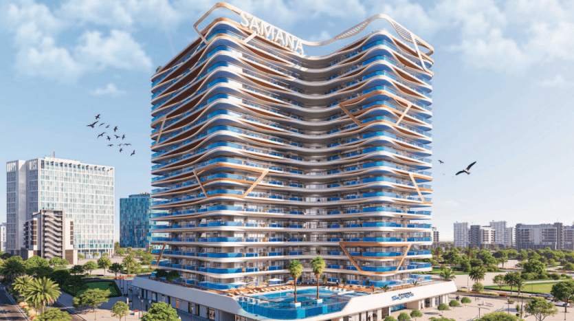 Une villa architecturale moderne à Dubaï présentant des motifs uniques en forme de vagues sur ses balcons, entourée de palmiers et d'autres immeubles de grande hauteur sous un ciel bleu clair avec des oiseaux en vol.