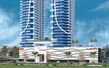 Un immeuble résidentiel moderne de grande hauteur avec des balcons blancs incurvés compensés par du verre bleu sous un ciel clair, entouré d'un aménagement paysager vert et doté d'une *agence immobilière Dubaï* à la base