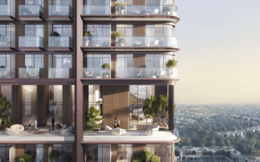 Immeuble moderne de grande hauteur à Dubaï doté de plusieurs balcons, chacun doté d'une végétation luxuriante et d'un mobilier d'extérieur élégant, donnant sur un paysage serein au coucher du soleil.