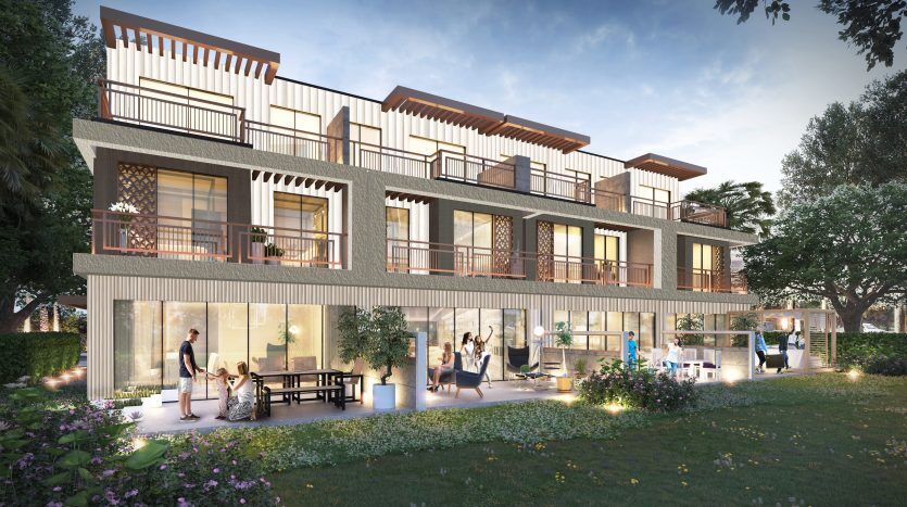 Eine moderne dreistöckige Villa in Dubai in der Abenddämmerung mit weitläufigen Balkonen und großen Glasfenstern. Man sieht, wie die Menschen in verschiedenen offenen und gut beleuchteten Innen- und Außenbereichen Kontakte knüpfen und sich entspannen.
