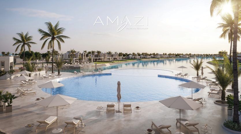 Une piscine luxueuse avec une eau cristalline, entourée de palmiers, de parasols blancs et de chaises longues, sous un ciel dégagé. L'expression « investissement Dubaï » apparaît en haut.