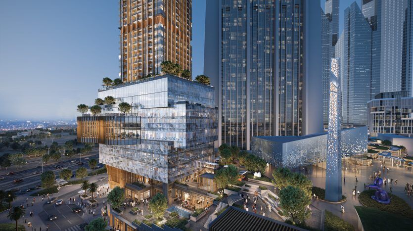 Un paysage urbain moderne et animé au crépuscule avec des gratte-ciel à Dubaï, avec un bâtiment mis en valeur par un design lumineux unique, entouré de rues animées et de piétons.