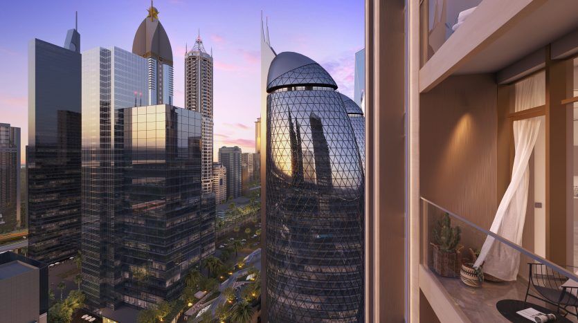 Vue depuis le balcon d'un appartement de grande hauteur au crépuscule, surplombant un paysage urbain moderne de Dubaï avec des gratte-ciel distinctifs illuminés par le soleil couchant. Le balcon comprend des plantes et un rideau fluide.