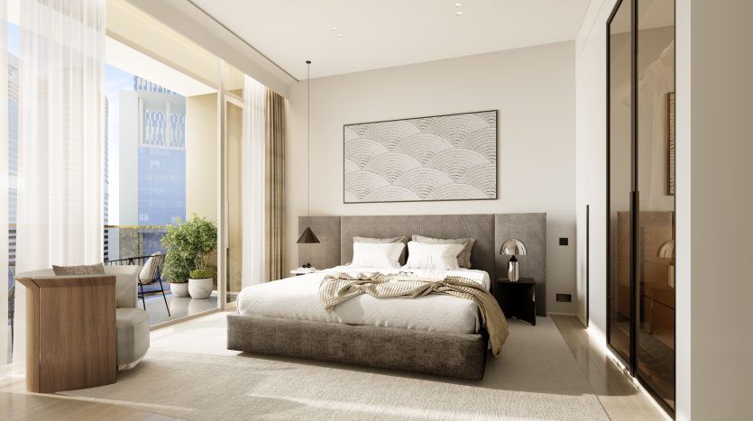 Chambre moderne dans un appartement de Dubaï avec un grand lit, une décoration dans des tons ocre, une œuvre d'art murale, des baies vitrées avec des rideaux transparents et un petit balcon. La lumière naturelle remplit la pièce.