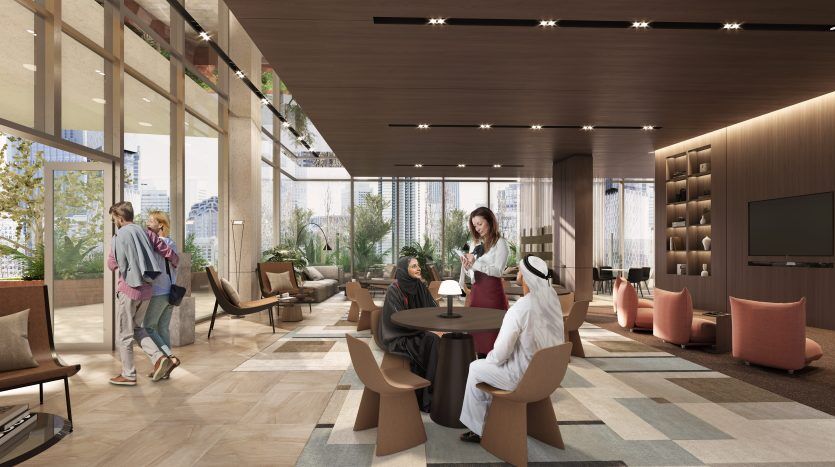 Hall de bureau moderne avec divers groupes de personnes engagées dans des conversations et utilisant des appareils numériques. L'espace comprend des sièges élégants, des boiseries et de grandes fenêtres offrant une vue panoramique sur les toits de Dubaï.