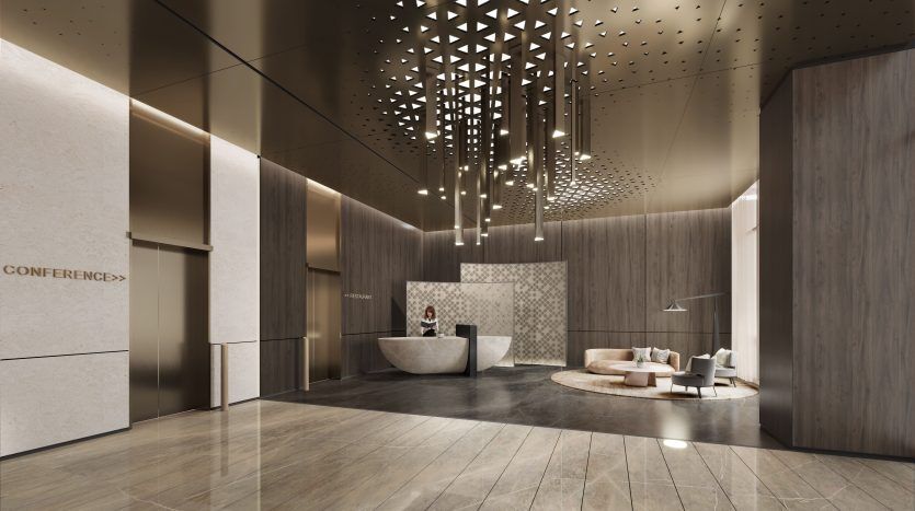 Un hall d'entrée élégant avec un intérieur chaleureux en bois, un bureau de réception avec un préposé, des coins salons élégants et un panneau directionnel pointant vers les salles de conférence de Dubaï.