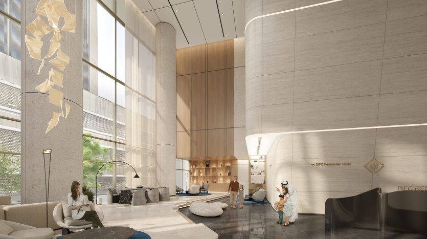 Un hall d'hôtel moderne doté de grandes fenêtres en verre, de hauts plafonds et d'un mélange de panneaux en bois et de murs en pierre donne l'impression d'un appartement luxueux à Dubaï. Deux personnes sont présentes, une assise et