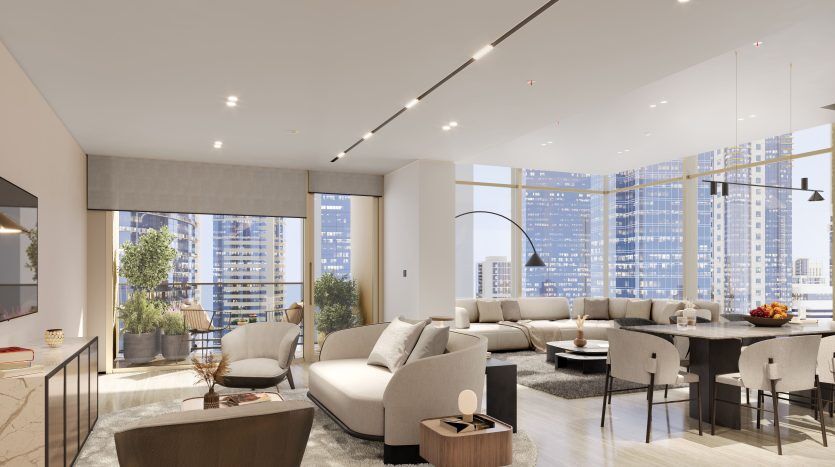 Un vaste salon moderne dans un appartement de Dubaï avec de grandes fenêtres offrant une vue sur la ville, un canapé sectionnel, un coin repas et un éclairage élégant. Des tons neutres et une décoration contemporaine rehaussent l'espace ouvert.