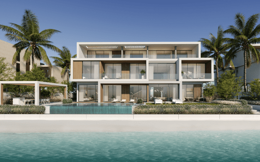 Villa moderne en bord de mer à Dubaï avec de grandes fenêtres en verre, plusieurs balcons et une piscine entourée de palmiers sous un ciel bleu clair.