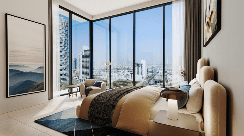 Chambre luxueuse au décor moderne, un grand lit contre un mur de fenêtre offrant une vue panoramique sur les toits de la ville de Dubaï et les montagnes lointaines sous un ciel lumineux.
