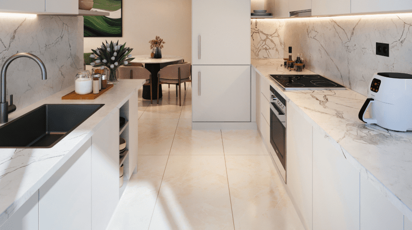 Une cuisine moderne dans une villa de Dubaï avec des comptoirs et un dosseret en marbre, des armoires blanches, des appareils électroménagers en acier inoxydable et un coin repas avec une table et des chaises en bois.