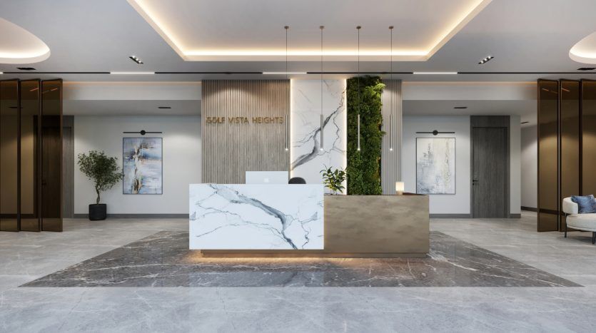 Hall d'entrée d'hôtel moderne au design minimaliste, doté d'un comptoir de réception élégant, de sols en marbre, de verdure verticale et d'un éclairage d'ambiance chaleureux. Un panneau indique "Solal Vista Heights - Villa Dubai".