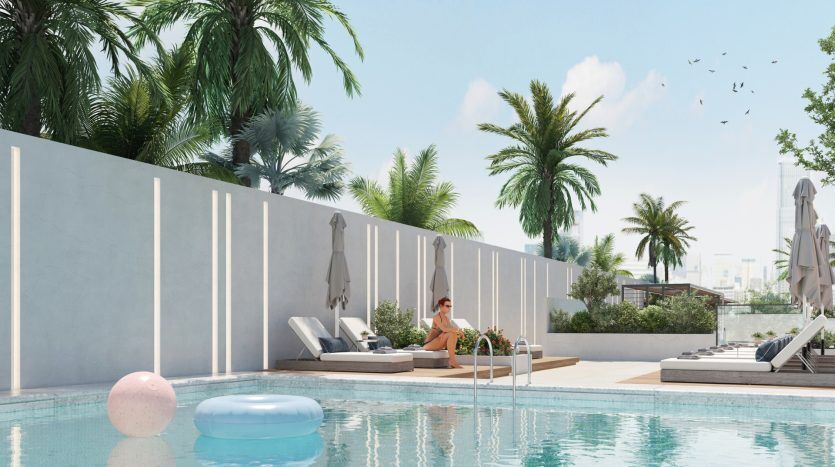 Une scène tranquille au bord de la piscine avec un homme se relaxant sur une chaise longue, entouré de palmiers luxuriants, d'un ciel bleu clair et d'une villa moderne à Dubaï.