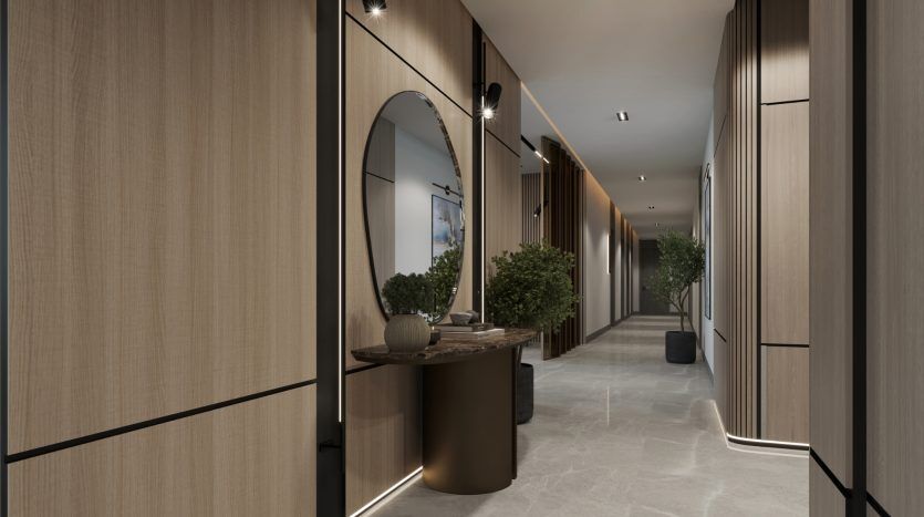 Un couloir moderne dans une villa de Dubaï avec des murs beiges élégants, de grands miroirs circulaires et des plantes décoratives dans des pots noirs. Le sol est brillant, reflétant la douce lumière des élégantes appliques murales.