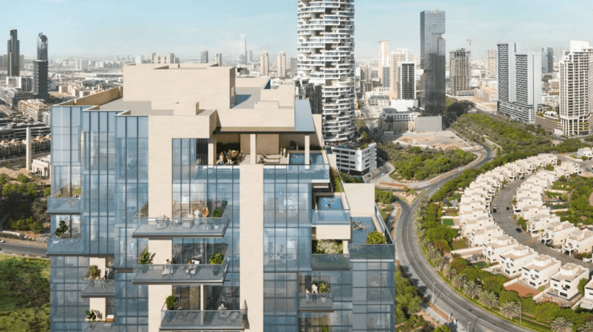 Vue aérienne d'un immeuble moderne de grande hauteur doté de balcons spacieux et de plantes vertes, surplombant un paysage urbain animé avec des rues courbes et un développement urbain dense à Dubaï.
