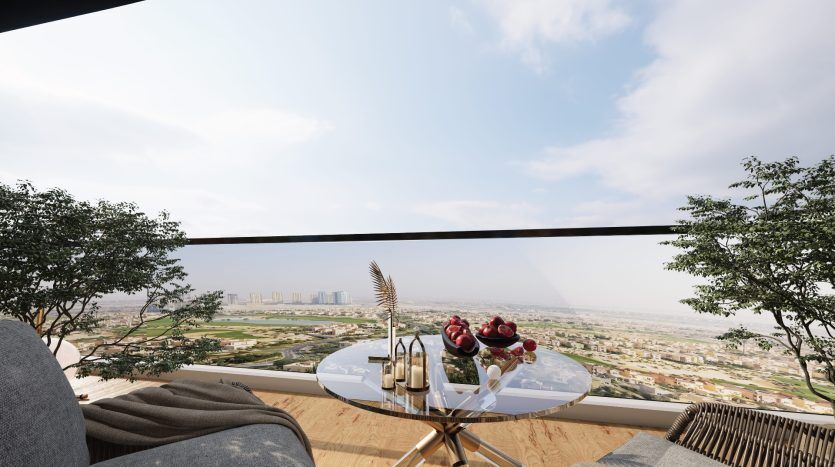 Un balcon luxueux doté d'une petite table ronde dressée avec du vin et des fruits, surplombant un vaste paysage urbain sous un ciel dégagé. Des sièges confortables et une verdure luxuriante rehaussent le cadre extérieur serein, idéal pour de vrai