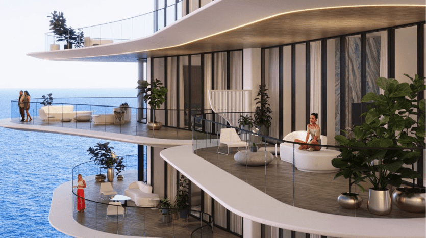 Hall d'entrée d'appartement de luxe à Dubaï avec de grandes fenêtres donnant sur l'océan, des meubles modernes, des plantes et plusieurs niveaux où les gens se détendent et profitent de la vue.