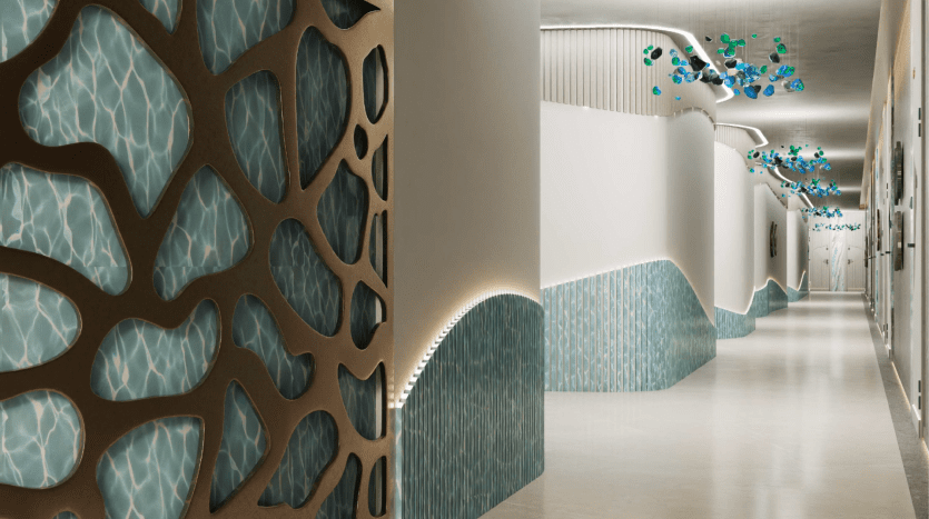 Couloir contemporain dans une villa de Dubaï au design artistique avec un motif mural marron complexe à gauche et des murs lisses et ondulés avec des accents bleus à droite, complétés par des sculptures colorées suspendues.