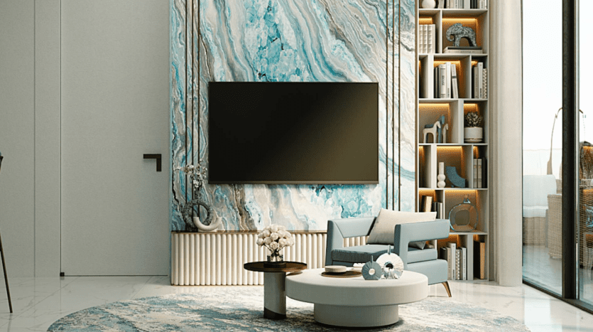 Un salon luxueux dans un appartement de Dubaï avec un grand mur en marbre aux motifs bleus et blancs, une télévision à écran plat, des meubles modernes et une étagère remplie d'objets décoratifs.