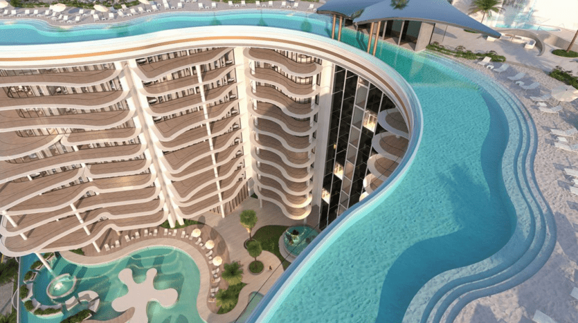 Vue aérienne d'une villa moderne et incurvée à Dubaï, entourée d'une piscine bleue sinueuse, avec des chaises longues et des palmiers, illustrant une atmosphère de villégiature luxueuse.