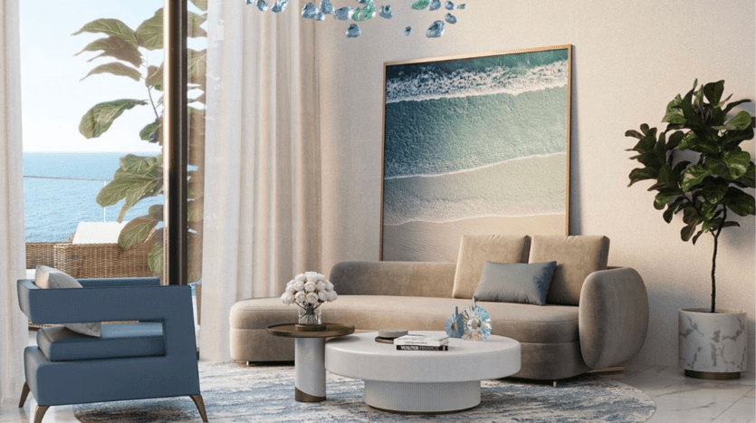 Un salon élégant dans une villa à Dubaï avec un grand tableau sur le thème de l'océan, un canapé beige, un fauteuil bleu et une table basse blanche. Les plantes et la vue sur l'océan à travers une fenêtre renforcent l'ambiance sereine.