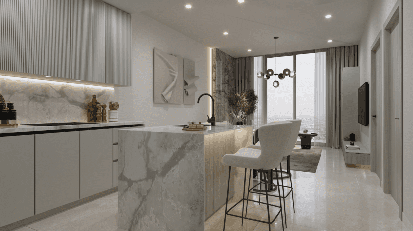 Une cuisine moderne dans un appartement de Dubaï avec des armoires blanches, des comptoirs en marbre et un îlot avec un tabouret de bar. Les caractéristiques comprennent des appareils électroménagers élégants et une vue sur la ville à travers de grandes fenêtres. L'éclairage et la décoration contemporaine rehaussent l'espace.