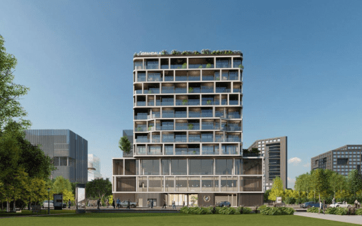 Un moderno edificio a più piani con grandi vetrate e uno spazio verde sul tetto, situato in un parco urbano pieno di persone e alberi, sotto un cielo azzurro e limpido a Dubai.