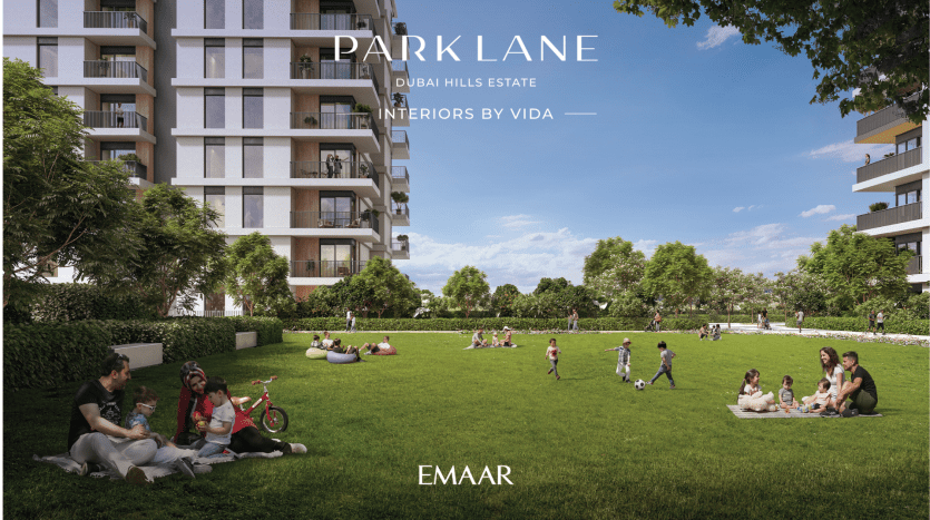 Иллюстрация оживленного жилого парка в Dubai Hills Estate, где люди отдыхают и играют на траве между современными многоквартирными домами. Текст гласит: "Parklane Dubai Hills Estate - Interiors by Vida - EMAAR Real Estate Dubai".