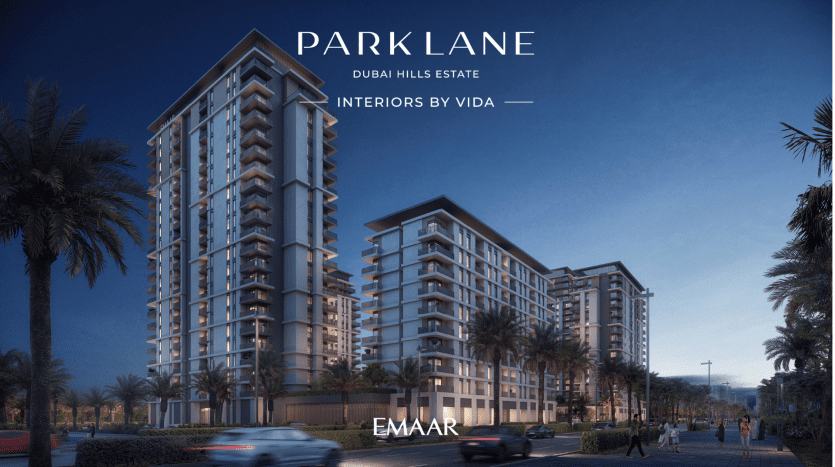 Художественная визуализация жилых зданий на Парковой аллее в районе Dubai Hills Estate в сумерках. На снимке изображены современные высотные квартиры в окружении пальм и прохожих.