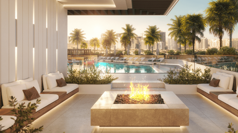 Luxueuse terrasse extérieure d'une villa à Dubaï dotée d'un foyer central, entourée de canapés blancs modernes et de plantes vertes luxuriantes, donnant sur une piscine sereine et un paysage urbain au coucher du soleil.