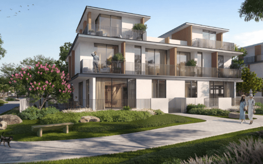 Immeuble moderne de deux étages avec de grands balcons et balustrades en verre à The Heights, Dubaï Sud par Emaar. Une femme sur le balcon du premier étage arrose les plantes, tandis que deux personnes promènent un chien sur le trottoir. La verdure comprend des arbres, des buissons et un arbre en fleurs, avec un banc en bois à proximité.