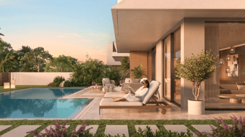 Une personne se détend sur une chaise longue au bord de la piscine avec une maison moderne en arrière-plan. La cour dispose d'une piscine et d'un jardin bien entretenu avec diverses plantes et arbres. Une piste de golf privée s'étend à proximité, tandis que le soleil couchant projette une lueur chaleureuse sur la scène sereine.