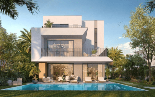 Une maison blanche moderne de deux étages dotée de grandes fenêtres et de balcons est nichée le long d'une ruelle calme, entourée d'une verdure luxuriante. Dans la cour, il y a une piscine rectangulaire avec des chaises longues et des plantes autour du patio. Le ciel est clair et bleu.