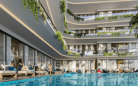 Moderno cortile dell'hotel con una grande piscina, balconi a più piani ornati di piante e ospiti che si rilassano sui lettini a bordo piscina. Nella piscina sono presenti giochi galleggianti, tra cui un pallone da spiaggia gonfiabile. L'illuminazione calda esalta il design contemporaneo.