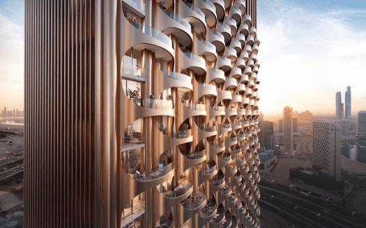 Una vista ravvicinata di One Residences, un moderno grattacielo con un'esclusiva facciata curva realizzata con elementi metallici. Il design crea uno schema di balconi semicircolari, mentre il paesaggio urbano con i grattacieli e il fiume è visibile sullo sfondo al tramonto.