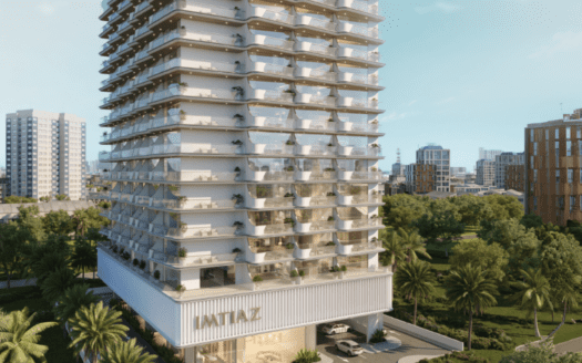 Un moderno grattacielo dal design elegante e con balconi panoramici. L'insegna recita "IMTIAZ". Circondato da una vegetazione lussureggiante, lo skyline della città è visibile sullo sfondo sotto un cielo azzurro e limpido.